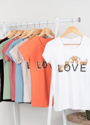 Стильна біла футболка з малюнком і написом котами