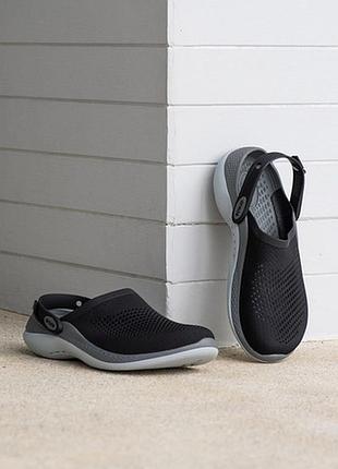 Крокс лайтрайд клог 360 чорні з сірим Деталі класичних шльопанців crocs white Feel The Positivity 360 digital/slate grey
