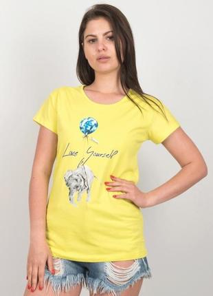 Стильная желтая футболка с рисунком цвета
