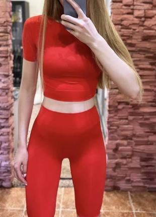 Моделируют фигуру бесшовные велосипедки красного цвета