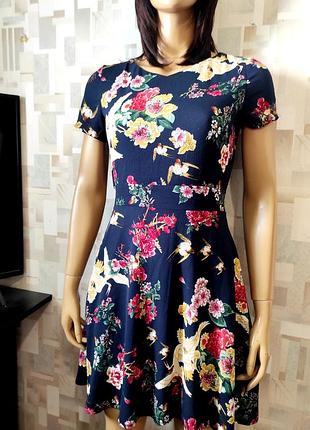 Шикарное темно-синее платье с принтом птиц и цветов , синя сукня з квітковим принтом