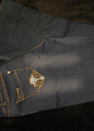 Женские джинсы голубого цвета со стразами на карманах10 фото