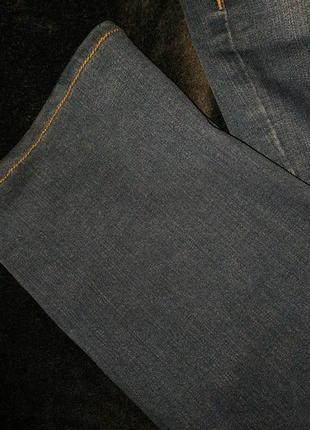 Женские джинсы голубого цвета со стразами на карманах4 фото