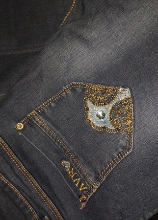 Женские джинсы голубого цвета со стразами на карманах9 фото