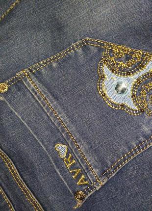 Женские джинсы голубого цвета со стразами на карманах6 фото