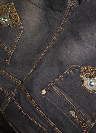 Женские джинсы голубого цвета со стразами на карманах5 фото