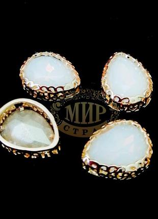 Стрази в ажурних цапах люкс, форма крапля, колір white opal, 10х14мм, 1шт