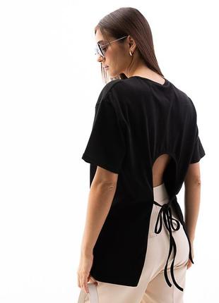 Женская черная футболка с вырезом на спине снизу