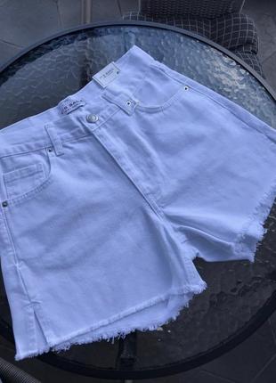 Белые джинсовые шорты1 фото