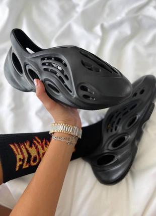 Adidas yeezy foam runner black новинка трендові чорні кросівки ізі адідас унісекс зіт сезону чорні брендові кросівки ізі від каньє