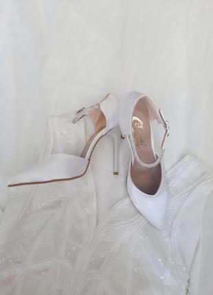 Весільні туфлі сатин з ремінцем2 фото