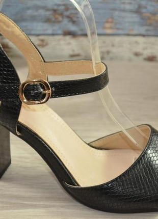 Елегантні босоніжки