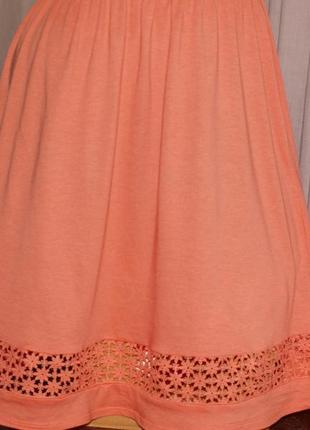 Нежное персиковое платье (s) 50% котон + вискоза ,с ажурными вставками, красивое.3 фото