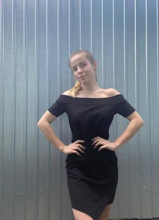 Платье черное с открытыми плечами
