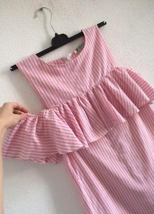 Розовое хлопковое платье в полоску с открытыми плечами2 фото