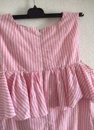 Розовое хлопковое платье в полоску с открытыми плечами4 фото