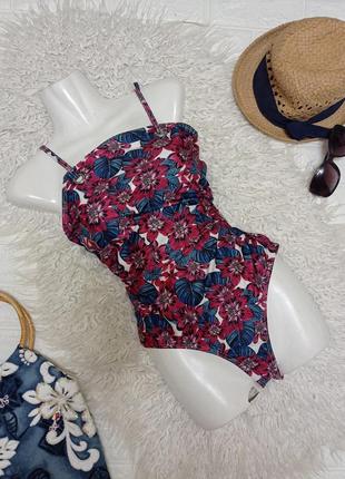 Суцільний купальник у квітковий принт pretty little thing