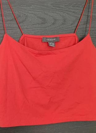 Яркий топ майка на тонких брителях