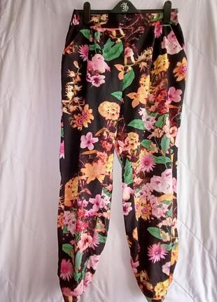 Лёгкие эластичные  штаны-джогеры в цветочный принт,48-54(14)разм., parisian collection.2 фото