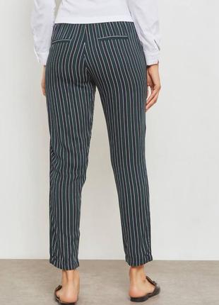 Струящиеся брюки из вискозы в полоску с кулиской и карманами10 фото