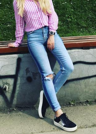 Джинси bershka бершка з розрізом на коліні висока талія скіні