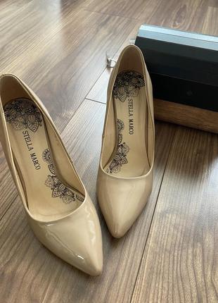 Туфлі на підборах