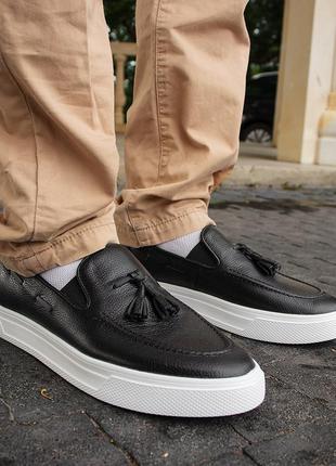 Стильные и легкие мужские лоферы на белой подошве