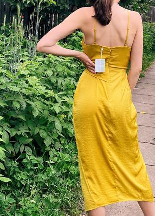 Горчичное платье с разрезом 2