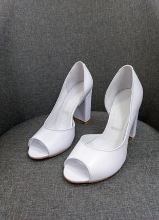 Эксклюзивные туфли из натуральной итальянской кожи белые на каблуке свадебные5 фото