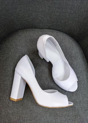 Эксклюзивные туфли из натуральной итальянской кожи белые на каблуке свадебные2 фото