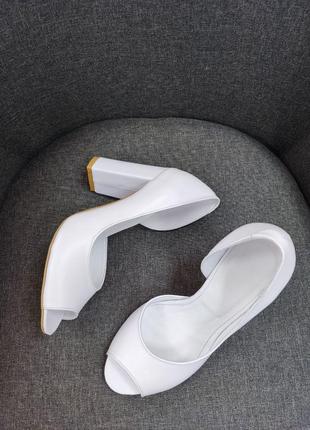 Эксклюзивные туфли из натуральной итальянской кожи белые на каблуке свадебные6 фото