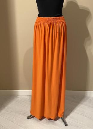 Яскрава довга спідниця в підлогу