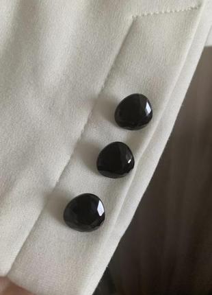 Белый стильный жакет пиджак с вырезами3 фото