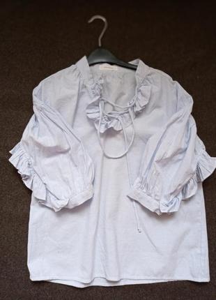 Сорочка в смужку з рюшами на рукавах.