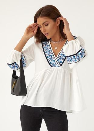 Оригінальна вишиванка з v-подібним вирізом