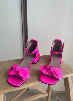 Женские босоножки на низком каблуке из натуральной кожи ярко-розового цвета3 фото