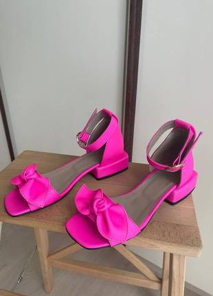 Женские босоножки на низком каблуке из натуральной кожи ярко-розового цвета2 фото