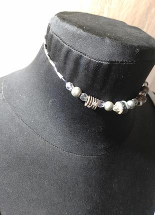 Чокер ожерелье из стекляруса с шармами и кристалликами на магнитной застежке4 фото