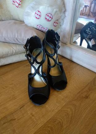 Шикарные черные босоножки catwalk