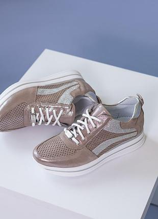 Літні шкіряні жіночі кросівки