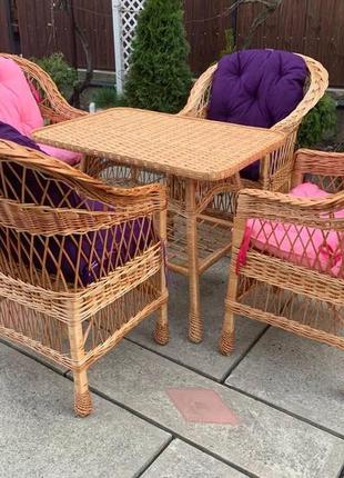 Садовая плетеная мебель с гармоничными накидками9 фото
