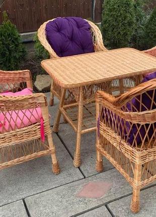 Садовая плетеная мебель с гармоничными накидками5 фото