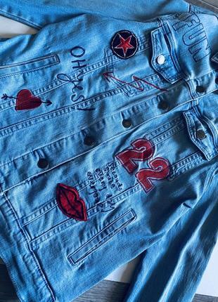 Джинсовка джинсовая куртка с нашивками с надписями2 фото