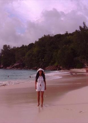 Лляні шортики прикрашені мереживом