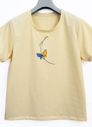 Жіночі патріотичні футболки з вишитим метеликом, від 425 грн4 фото