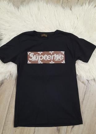 Чорна футболка з логотипом louis vuitton supreme s