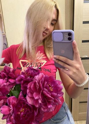 Яскрава , в трендовому кольорі оригінальна футболка guess