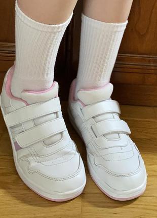 Кросівки жіночі