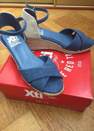 Босоніжки/сандалі на танкетці