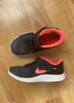 Кросівки nike revolution